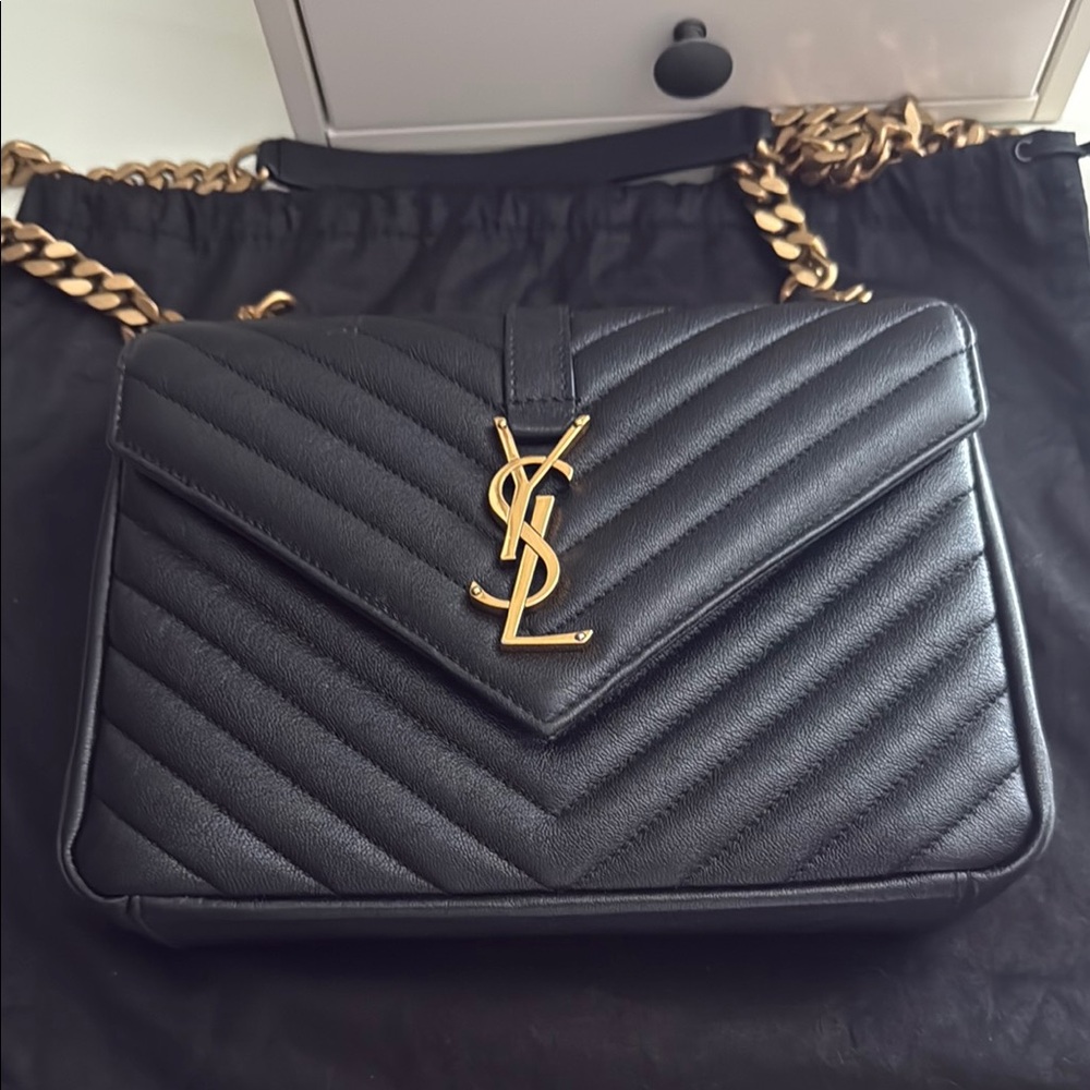 🥳HP🥳🔥Yves Saint Laurent Black College Chevron Cross Body Bag🔥